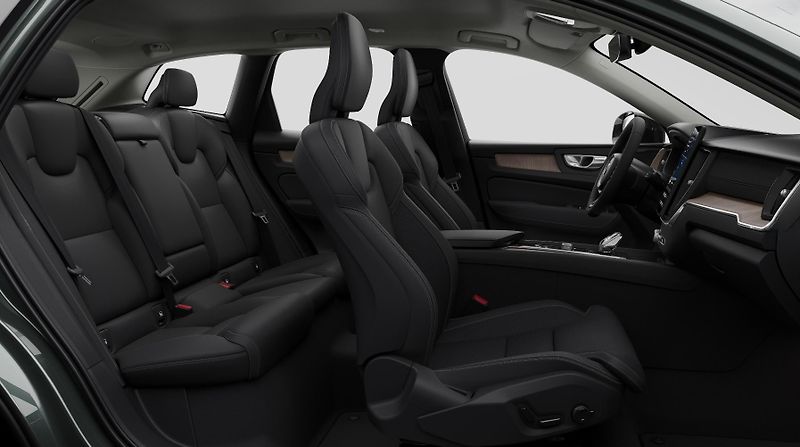 Volvo XC60 (2026) B5 AWD PLUS DARK AUT - fotka 12 z 14