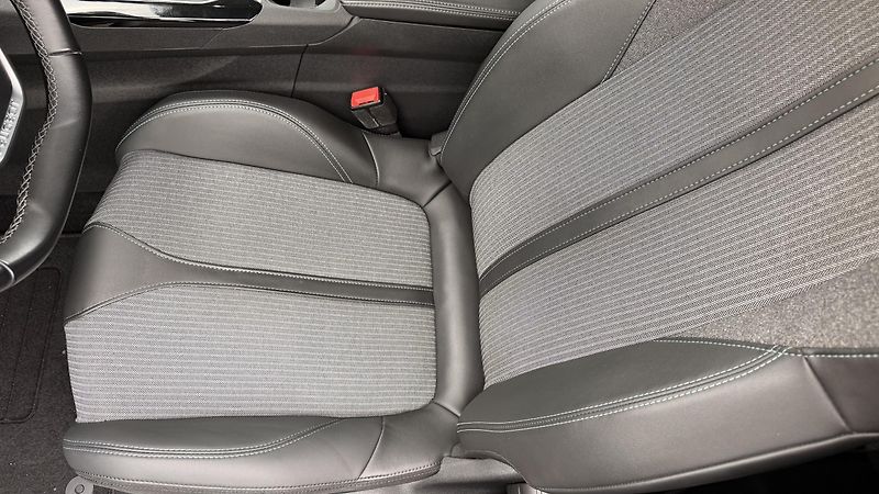 Peugeot 5008 (2021) ALLURE 1.2i,REZERVOVÁNO - fotka 12 z 18