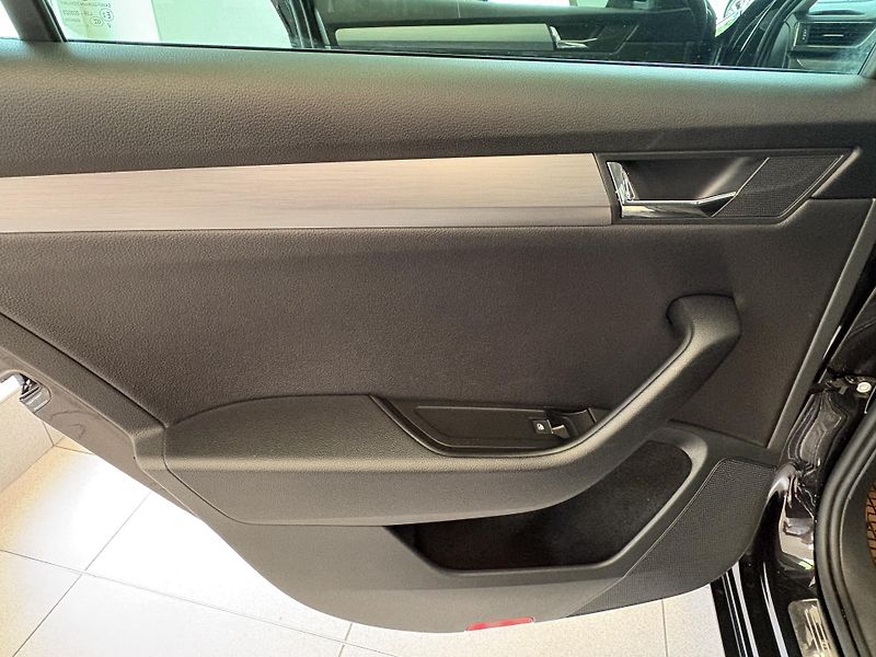 Škoda Superb Combi 1.6 TDI STYLE 88 kW M6F - fotka 27 z 30