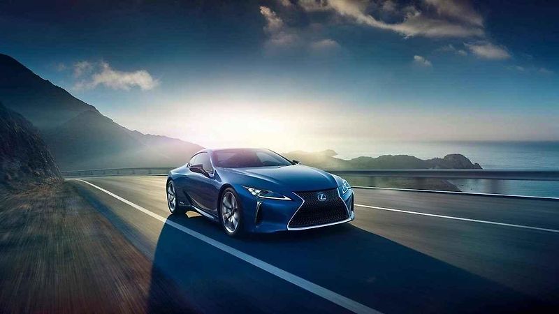 Lexus LC 500 v odstínu Structural Blue.