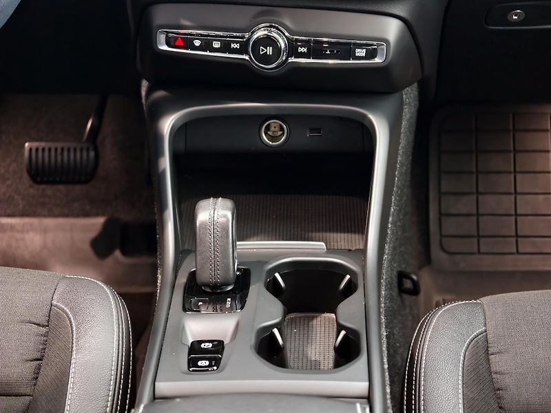 Volvo XC40  D3 AWD Momentum+Winter Pack - fotka 19 z 23