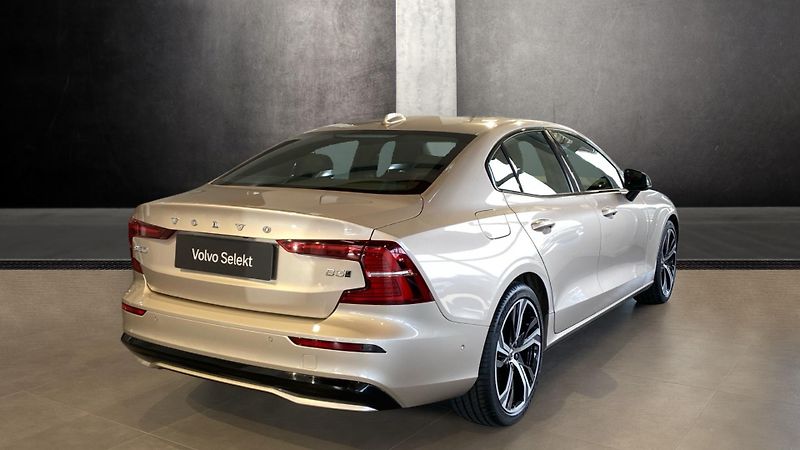 Volvo S60 ULTIMATE DARK, B5 AWD, 184+10 - fotka 4 z 36