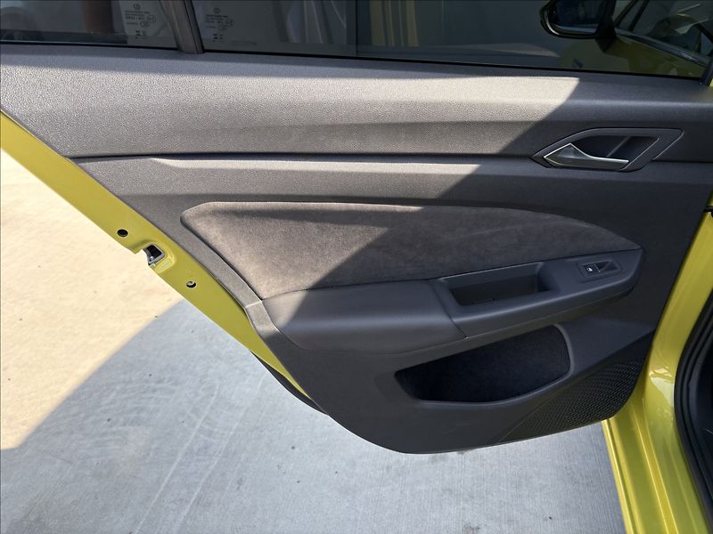 Volkswagen Golf 2,0 TDI 110 KW AUTOMAT STYLE - fotka 31 z 35