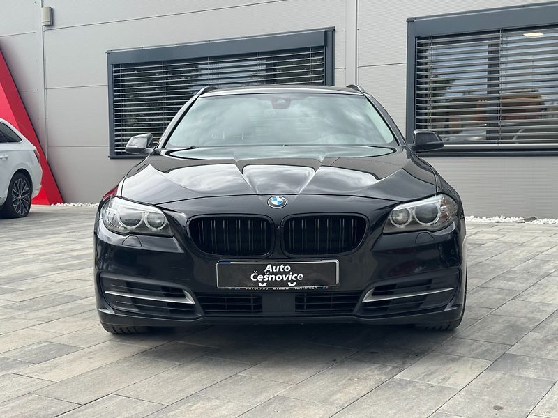 BMW Řada 5 (2014) 530d xDrive - fotka 2 z 32