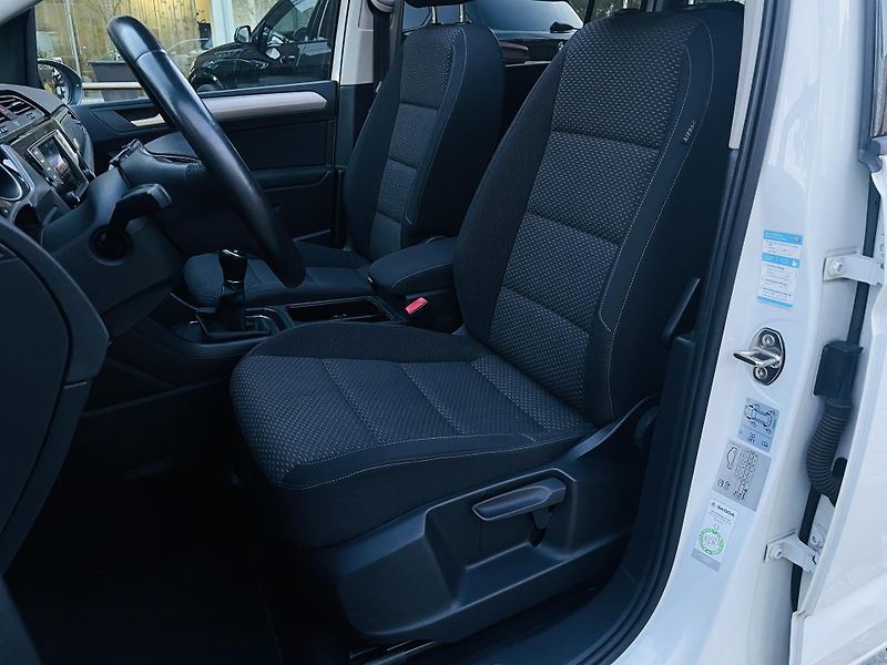 Volkswagen Touran 1.6TDI MANUÁL SERVISKA TAŽNÉ - fotka 27 z 44