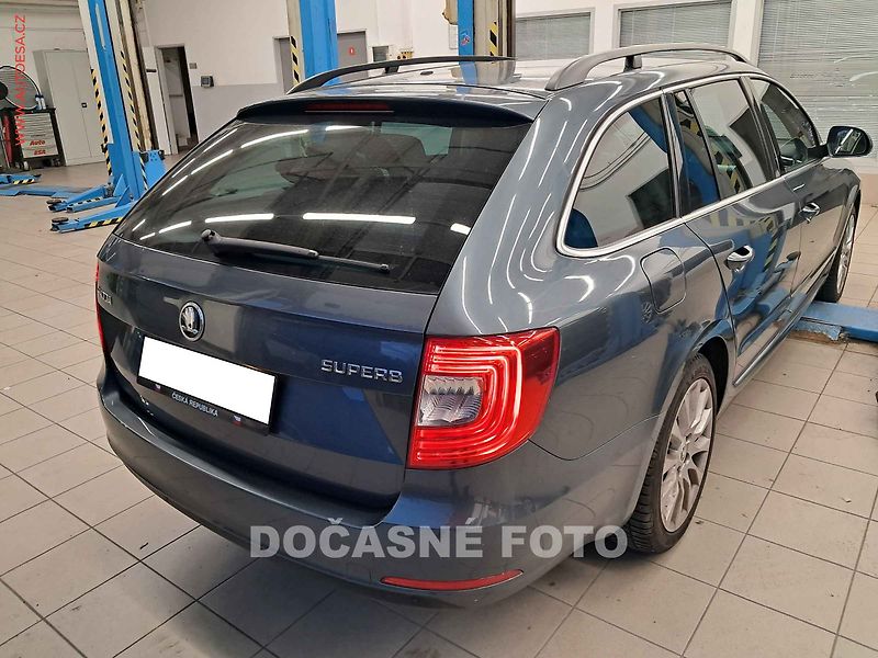 Škoda Superb (2015) 2.0 TDi, ČR, xenon, autoAC - fotka 2 z 3