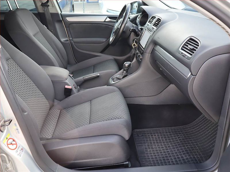 Volkswagen Golf (2011) 1.6 TDI, Automat, Tempomat - fotka 9 z 16