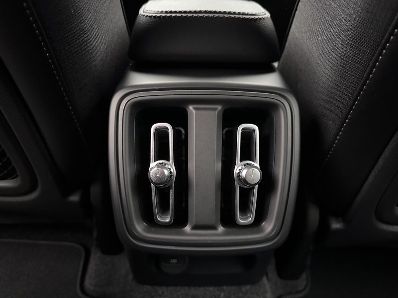 Volvo XC40 T4 AWD MOMENTUM CZ REZERVACE - fotka 22 z 34