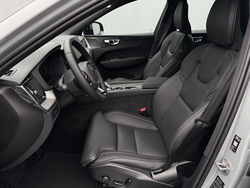 Volvo XC60 (2026) B5 AWD AUT PLUS BLACK EDITION - fotka 3 z 23