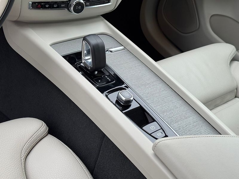 Volvo XC60 B4 AWD PLUS, ACC - fotka 11 z 23