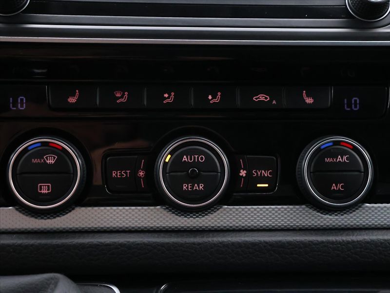Volkswagen Multivan 2,0 TDI 150kW Highline LED - fotka 26 z 36