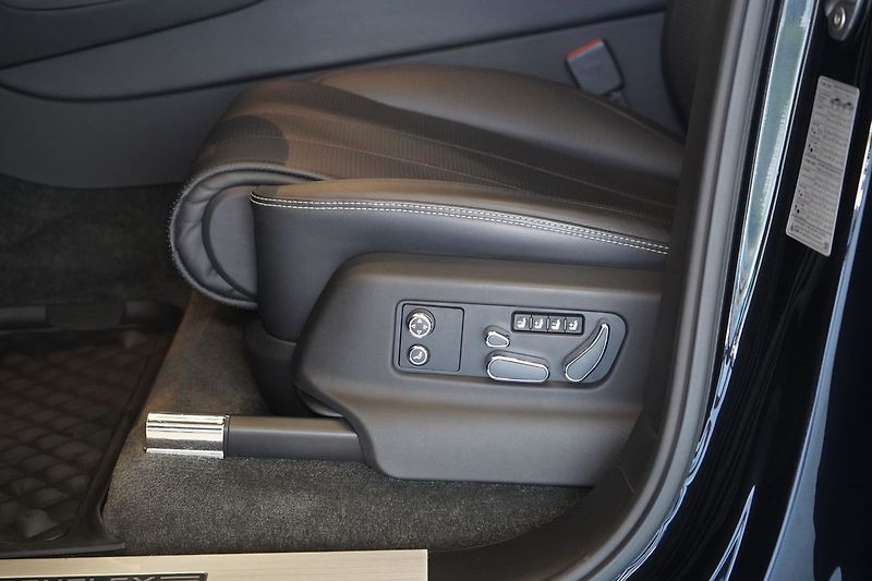Bentley Bentayga V8, AWD, Panorama, 360° kamera - fotka 23 z 50