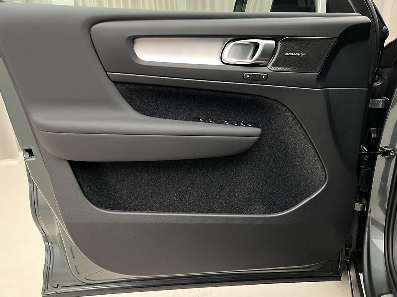 Volvo XC40 (2026) B4 PLUS BLACK EDITION AUT - fotka 19 z 37