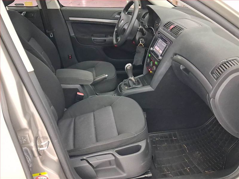Škoda Octavia (2006) Elegance 2.0 TDI, 4X4, Tažné - fotka 9 z 15