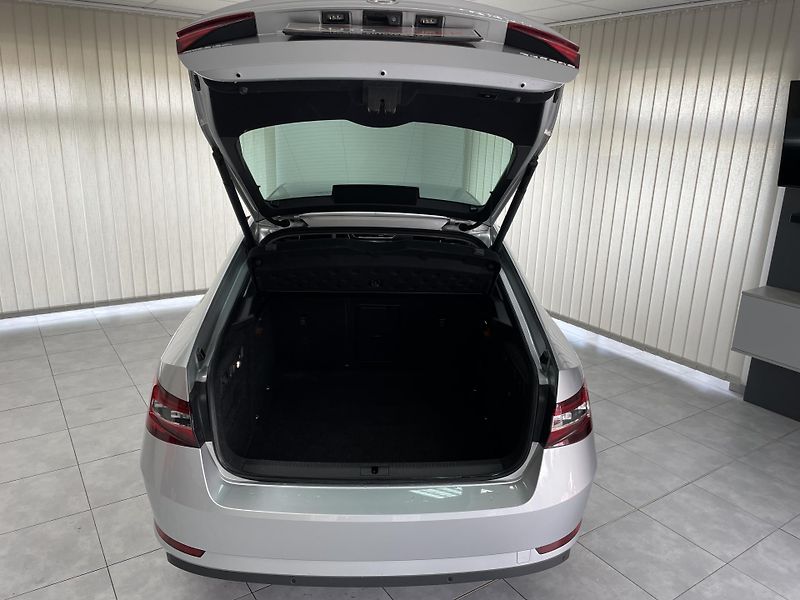 Škoda Superb 2.0 TDi 110 kw REZERVACE - fotka 33 z 33