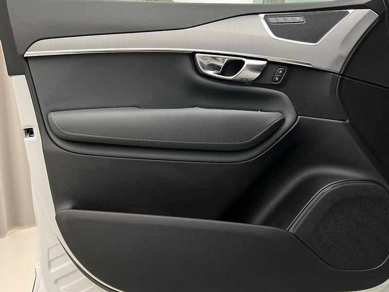 Volvo XC90 B5 AWD MOMENTUM PRO 7 MÍST - fotka 7 z 44