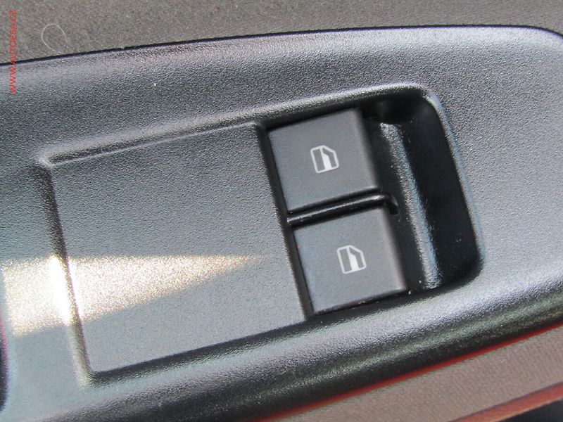 Volkswagen Polo (2005) 1.2i, ČR, AC, park.asist - fotka 12 z 16