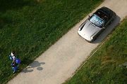 PORSCHE MNOHA PODOB A BAREV. Automobily Porsche přilákaly na výstaviště stovky lidí, kteří obdivovali jejich rozmanitost a nádheru. Pro mnohé z nich je tahle značka srdeční záležitostí.