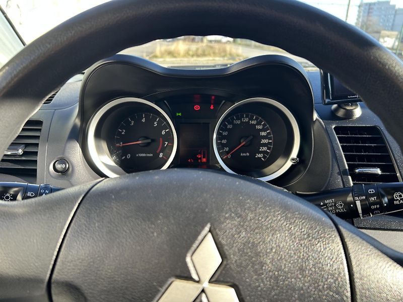 Mitsubishi Lancer 1.6 i MIVEC Sportback - fotka 15 z 39