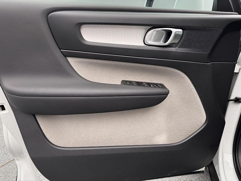 Volvo XC40 T3 MOMENTUM REZERVACE - fotka 18 z 47