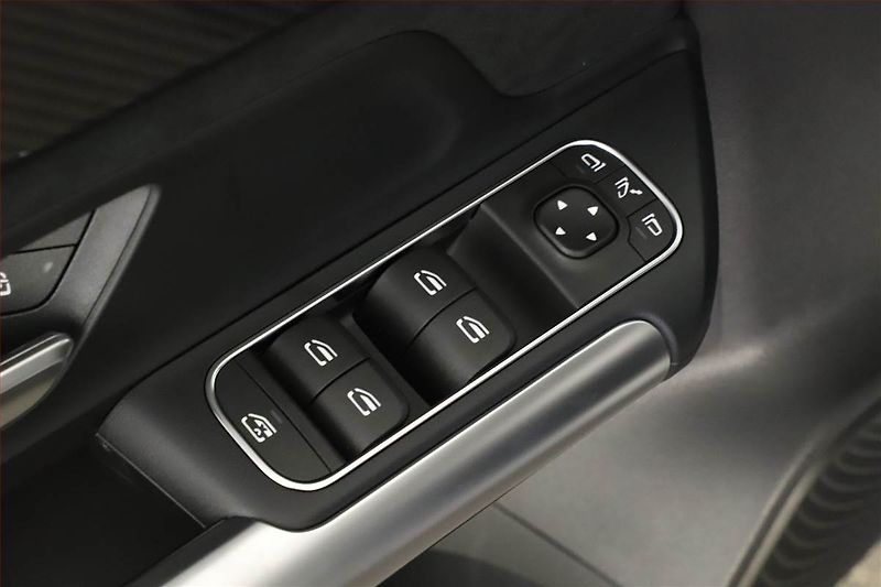 Mercedes-Benz GLA (2025) 200 d 4MATIC, AMG Line - fotka 16 z 19