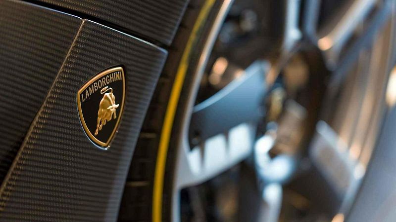 Rozbalování vzácného supersportu Lamborghini Centenario Roadster.