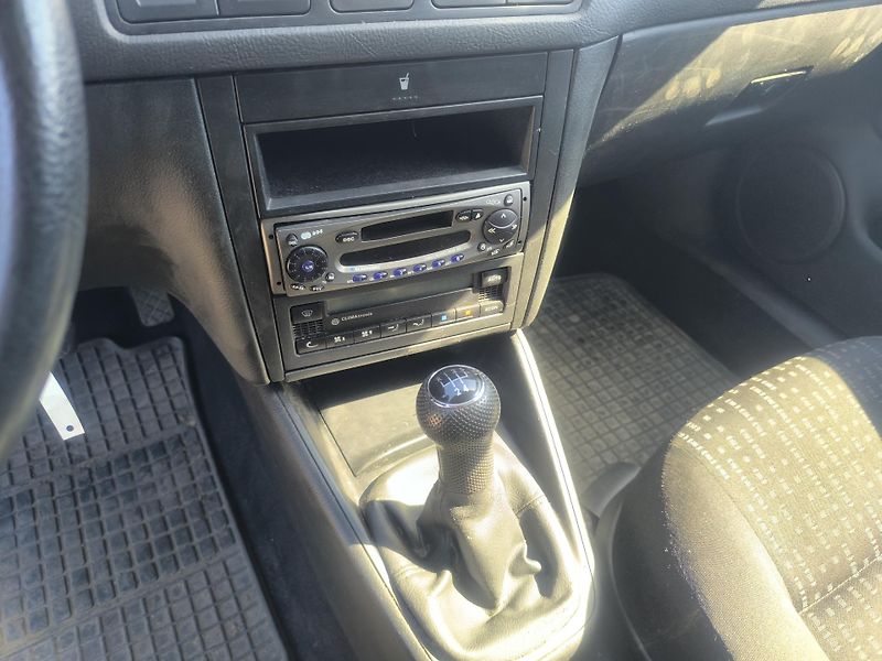 Volkswagen Golf (2001) KRÁSNÝ,145TKM,1MAJ89LET,SERVIS - fotka 20 z 25