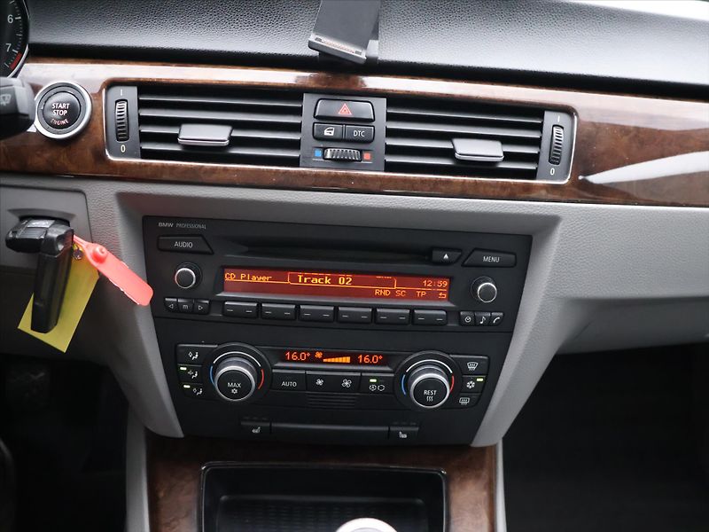 BMW Řada 3 3.0 325i 160kW Aut.klima - fotka 16 z 25