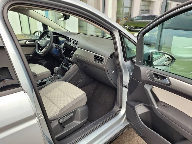 Volkswagen Touran 1.5 TSI DSG R-Line 7míst TAŽNÉ - fotka 47 z 50