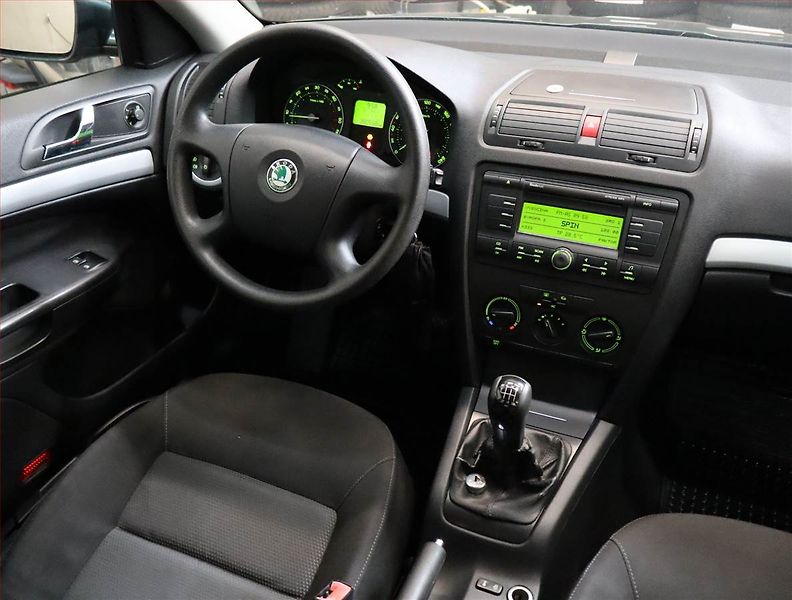 Škoda Octavia (2007) 2.0 TDI, po STK, oblíbený vůz - fotka 7 z 14