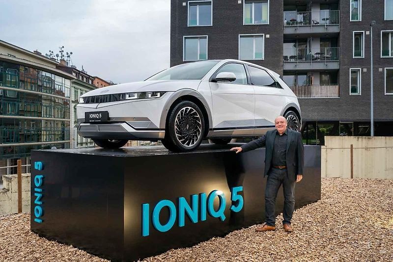 Designér Hyundai Zdeněk Borýsek při pražské přednášce
