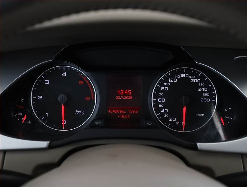 Audi A4 (2009) 2.0 TDI, rezervace - fotka 9 z 17