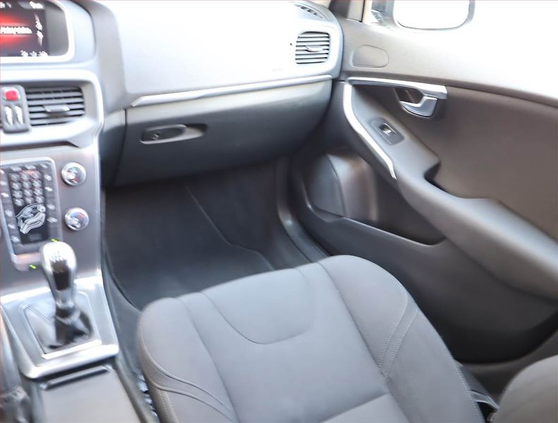 Volvo V40 (2016) 2.0 T2, Navi, Tempomat - fotka 8 z 16