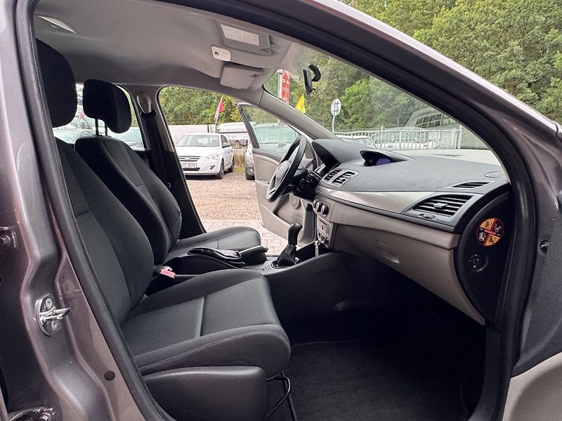 Renault Mégane (2011) 1.6 16V - fotka 15 z 29