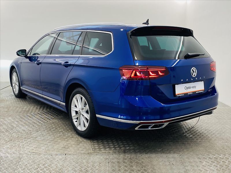 Volkswagen Passat 2,0 TDI DSG 4MOT 140 kW R-line - fotka 25 z 28