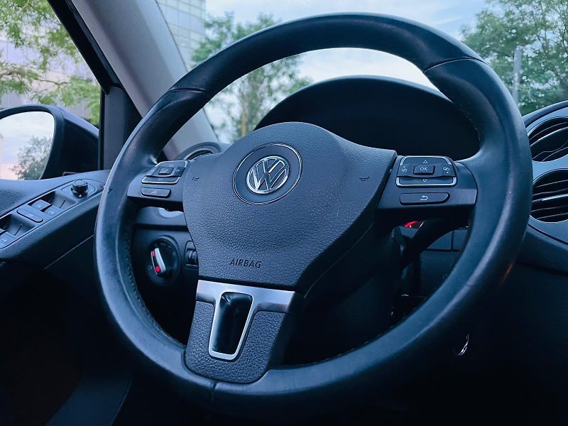 Volkswagen Tiguan 1.4TSI MANUÁL VÝHŘEV PANORAMA - fotka 25 z 46