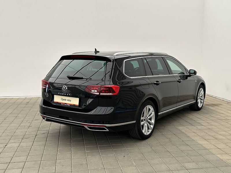 Volkswagen Passat Variant 2.0 TDI Elegance - fotka 2 z 27