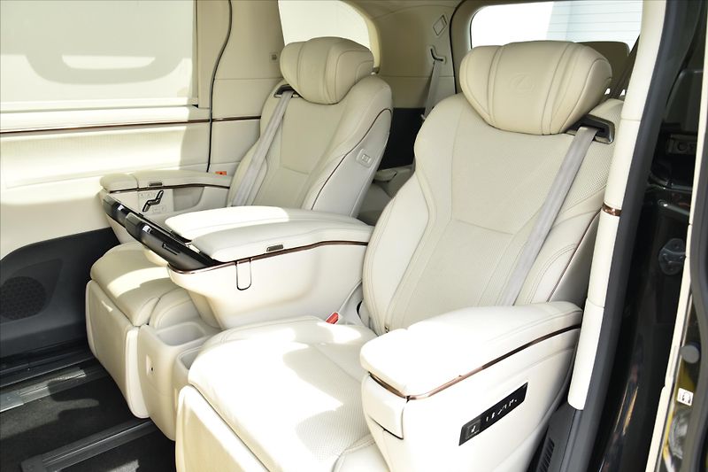 Lexus LM 350h  2.5 HEV LUXURY 7 MÍST ČR - fotka 11 z 39