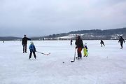 U Horní Plané se na zamrzlém Lipně vesele bruslí. Sem tam tudy ale na druhý břeh přejede i auto. Jen o pár set metrů dál přitom stále jezdí přívoz