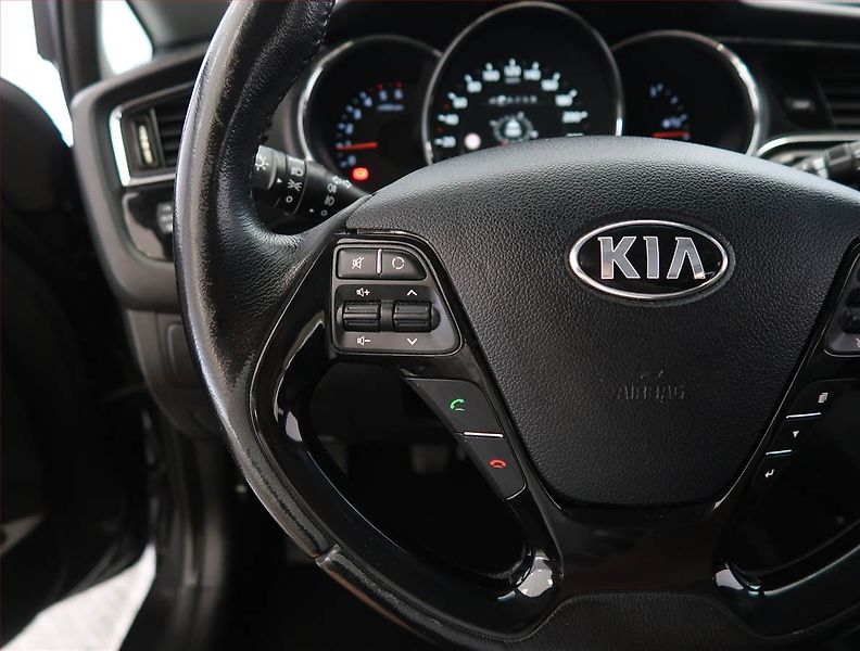 Kia Ceed (2015) 1.6 CRDi, Navi, Xenony - fotka 17 z 23