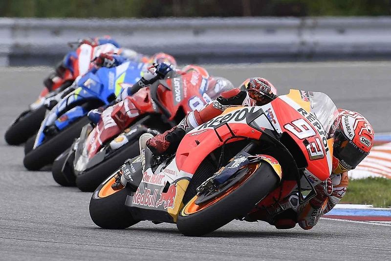 Motocyklová legenda Valentino Rossi při závodě na Masarykově okruhu v roce 2019.