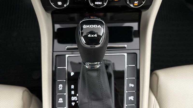 Škoda Superb 2.0 TDI L&K DSG 4x4 - fotka 29 z 35