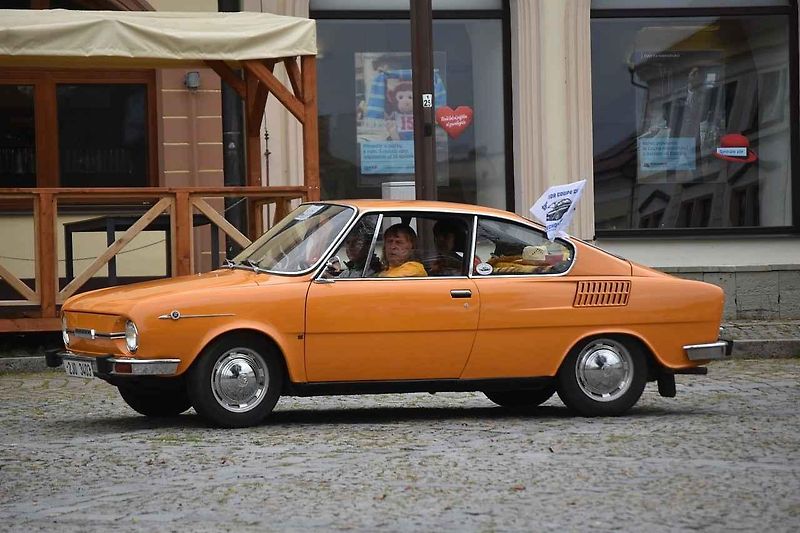 Tři z účastníků srazu před bránou továrny Škoda Auto v Kvasinách