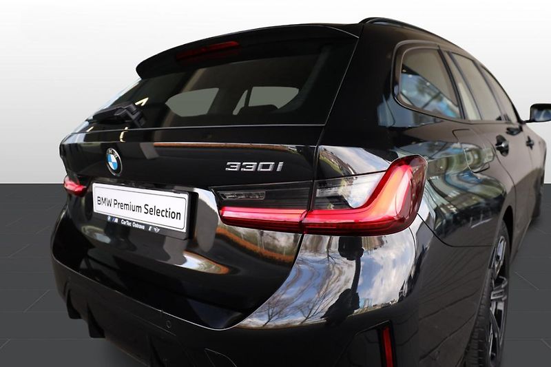 BMW Řada 3 330i xDrive Touring - fotka 17 z 21