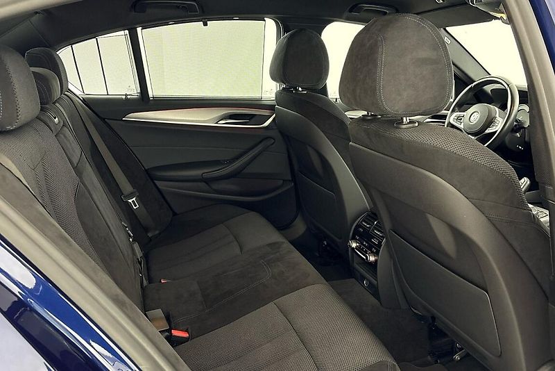 BMW Řada 5 530d xDrive - fotka 11 z 25