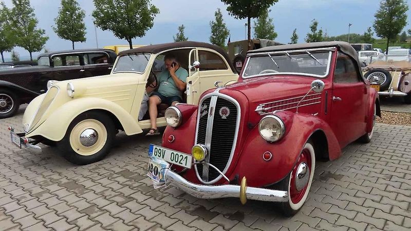 Pálavský Oldtimer přilákal na Břeclavsko desítky elegantnch veteránů.