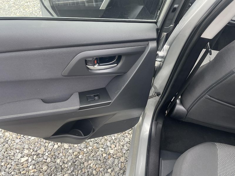 Toyota Auris 1.8i 16v HYBRID AUT SERVIS TOP - fotka 107 z 172