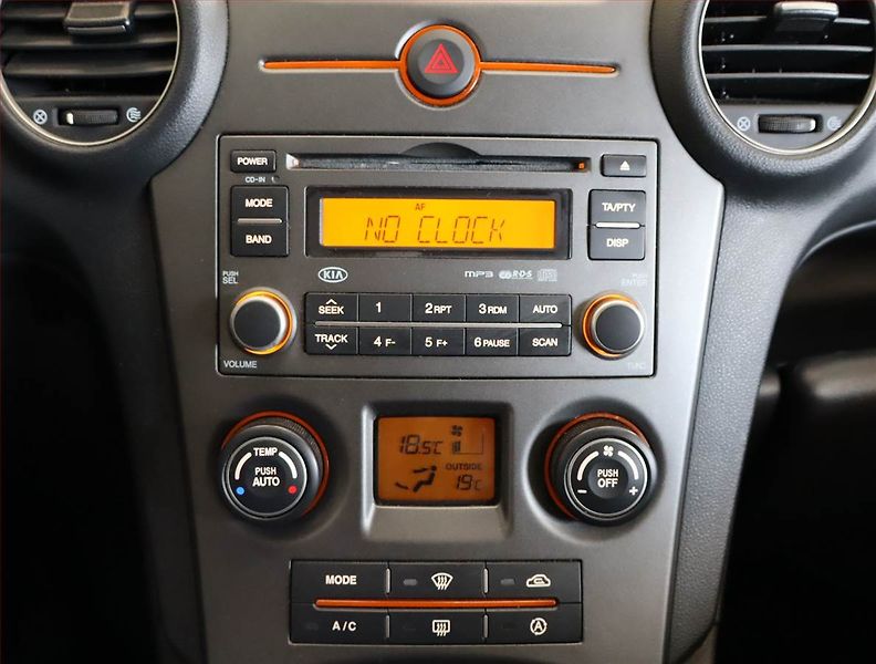 Kia Carens (2007) 2.0 CRDi, po STK, Tažné - fotka 12 z 17