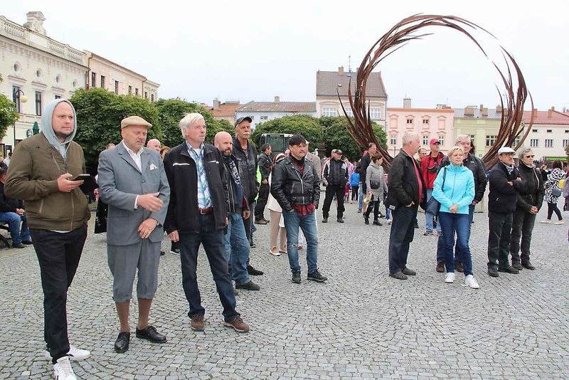Automobiloví a motocykloví veteráni se rozloučili s letošní sezonou. Start spanilé jízdy Přerovskem byl na náměstí v Lipníku. Neděle 2. září 2023