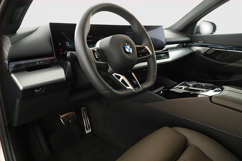 BMW Řada 5 (2025) 520d xDrive - fotka 14 z 23